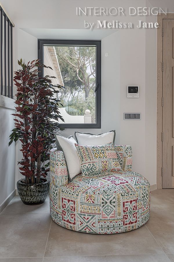 Patterned swivel chair in the entrance hall — Lago, Quinta do Lago