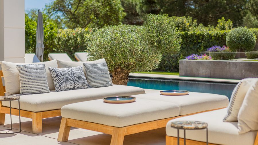 Poolside daybeds with blue and white cushions — Jacintina, Vale do Lobo