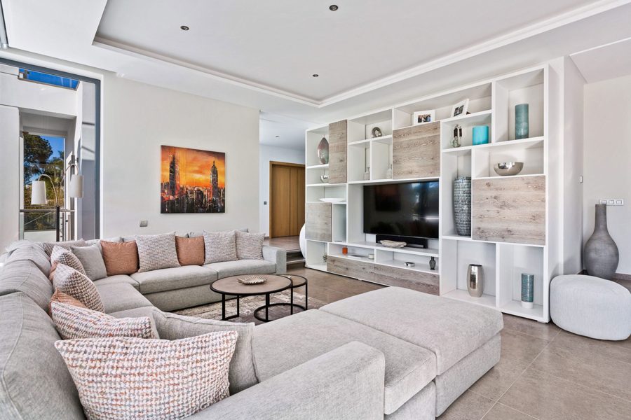 Living room with pale sofas and pink cushions — Encosta Poente, Quinta do Lago